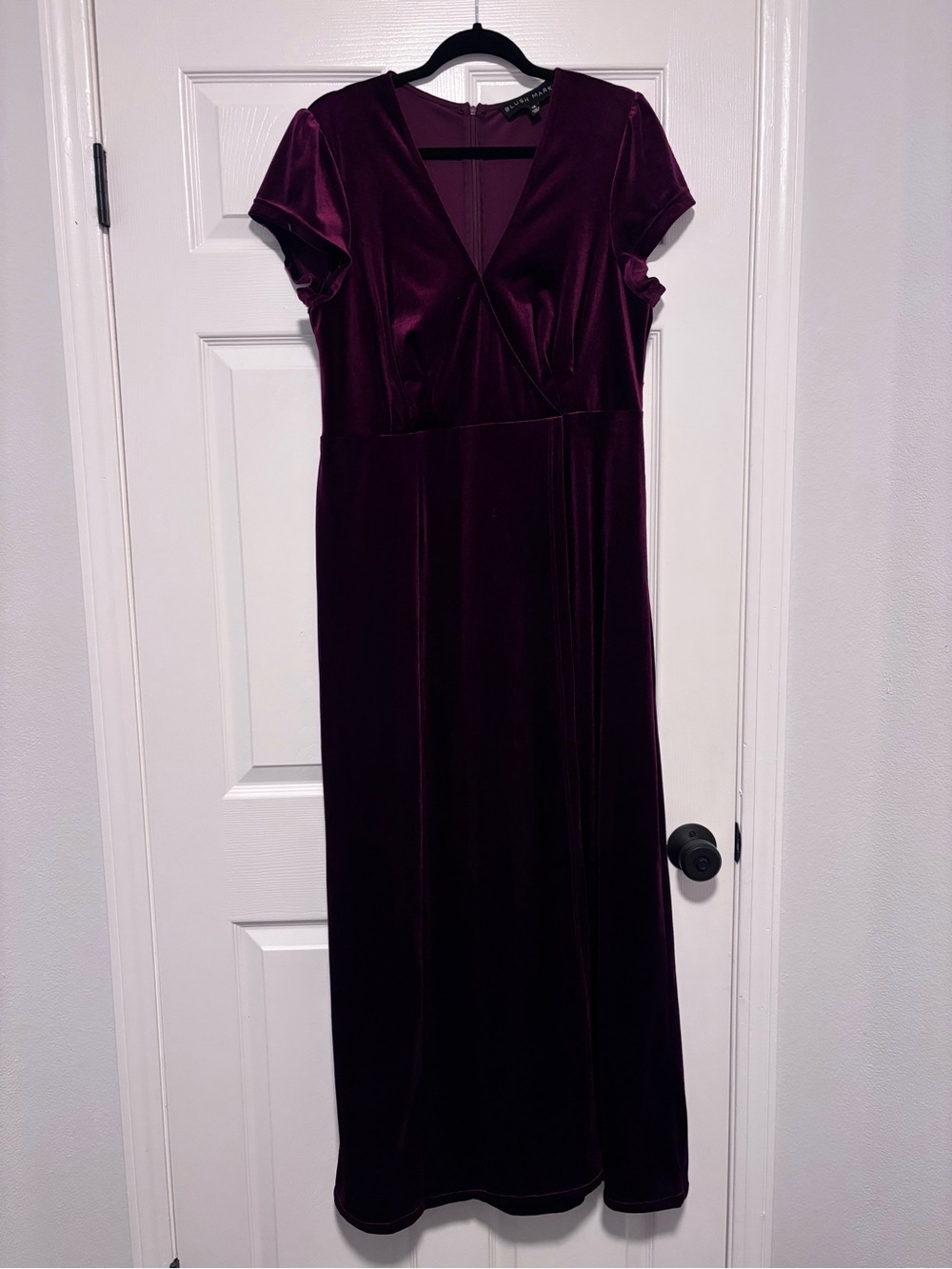 Elegant Velvet V-Neck Maxi Dress in Burgundy